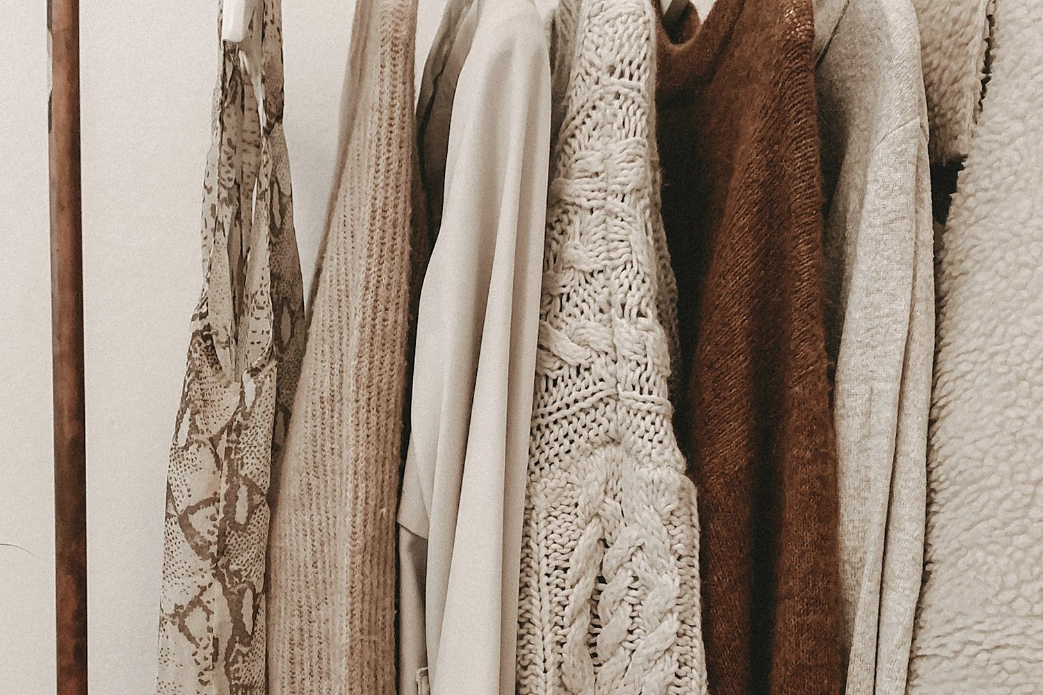 Look 03 — long lines in neutral tones
